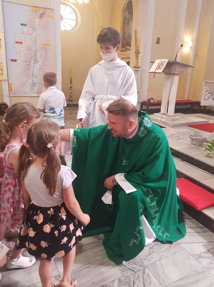 Mše za Evu Pilarovou: Kněz Marián Pospěcha s dětmi v kostele po obřadu.