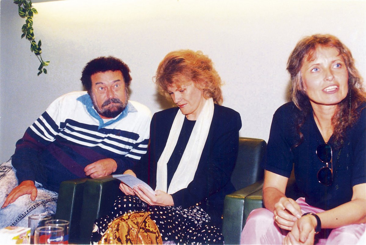 I na společné fotografii se Olga Matušková (vpravo) držela stranou.
