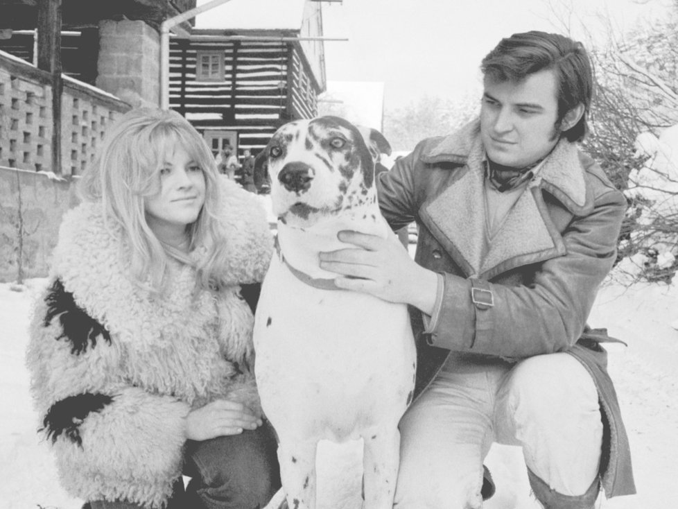 1969 - V roce jejich svatby se zpěvákem Jaromírem Mayerem se zvěčnili se svou dogou Hatynou.