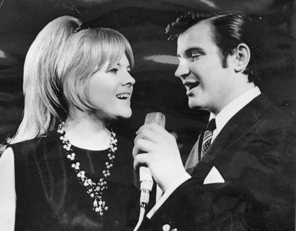  1968 Druhý manžel, zpěvák Jaromír Mayer, neunesl, že Eva byla populárnější než on. 