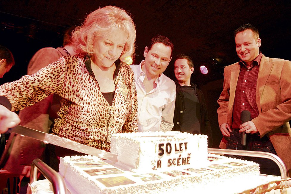 Eva Pilarová rozkrojila dort k 50. výročí její pěvecké kariéry.