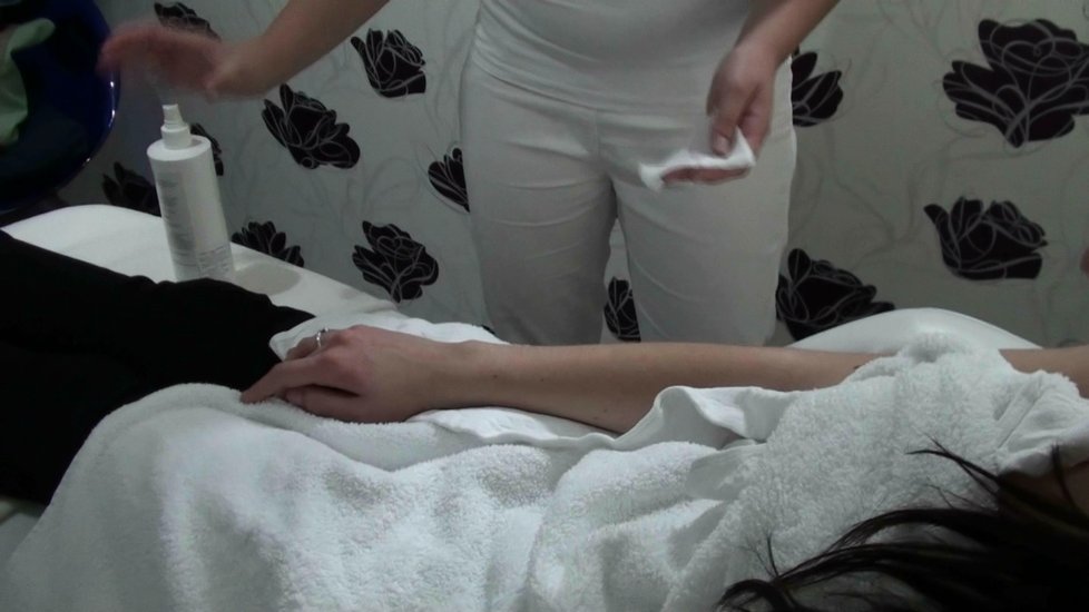 Kosmetička Hana Koutská redaktorce depiluje chloupky na ruce