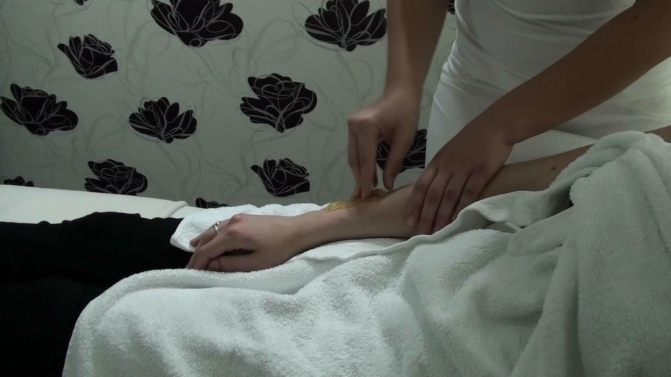 Kosmetička Hana Koutská redaktorce depiluje chloupky na ruce
