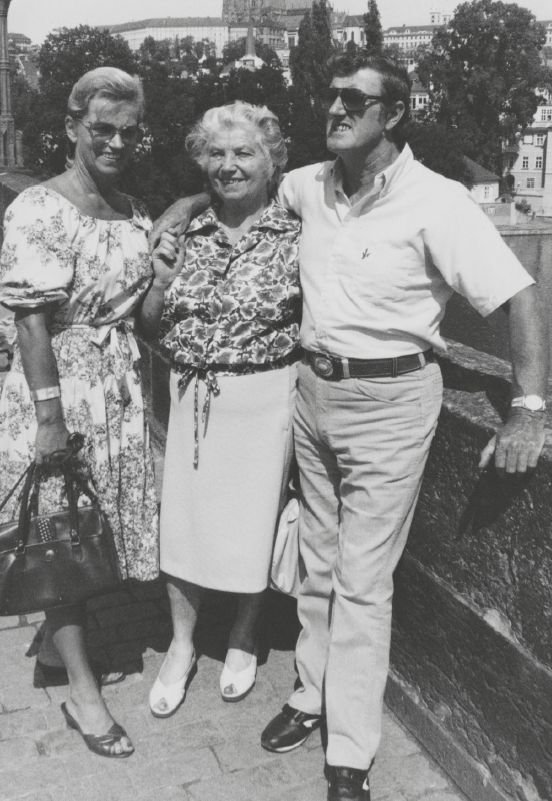 Eva, její manžel Jackie, který dělal komická čísla na ledě, a Evina maminka.