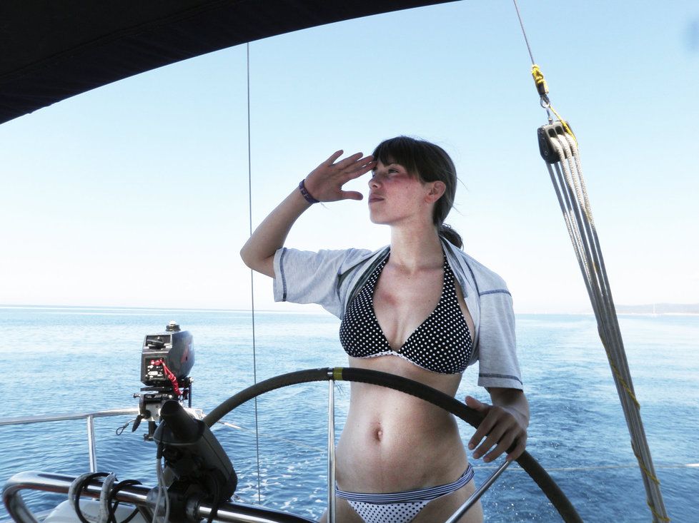 Na dovolené v Chorvatsku se Eva Samková dokonce postavila za kormidlo plachetnice