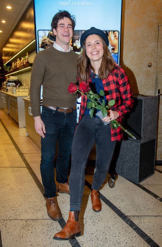 Snowboardistka Eva Samková si vyšla na předpremiéru vlastního cestovatelského seriálu i se svým milým Markem Adamczykem