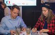 Tomáš Kraus s Evou Samkovou při autogramiádě po předpremiéře cestovatelského seriálu, jehož jsou průvodci