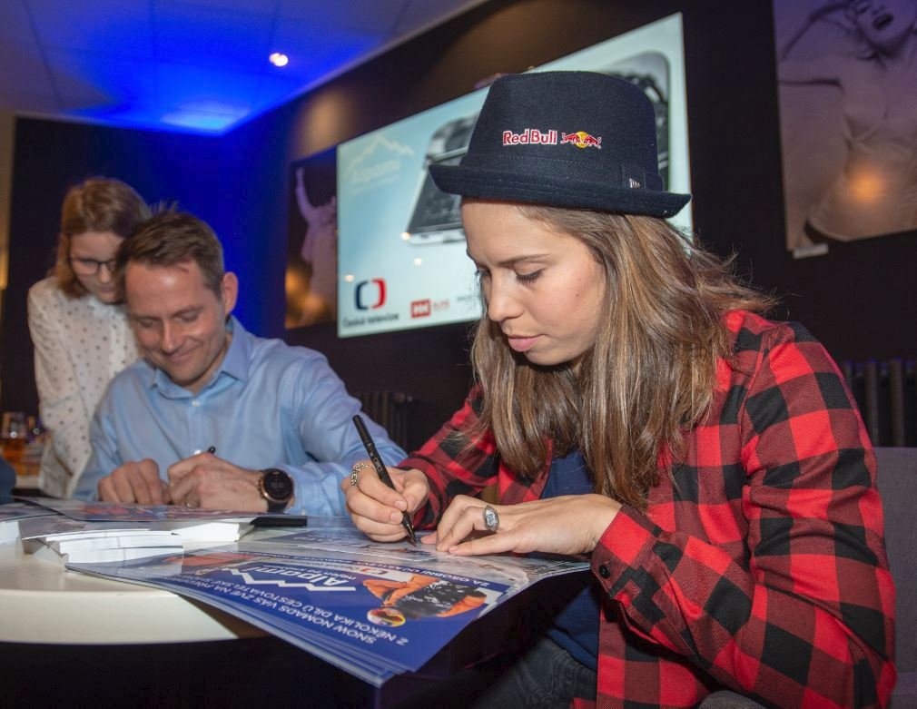 Tomáš Kraus s Evou Samkovou při autogramiádě po předpremiéře cestovatelského seriálu, jehož jsou průvodci