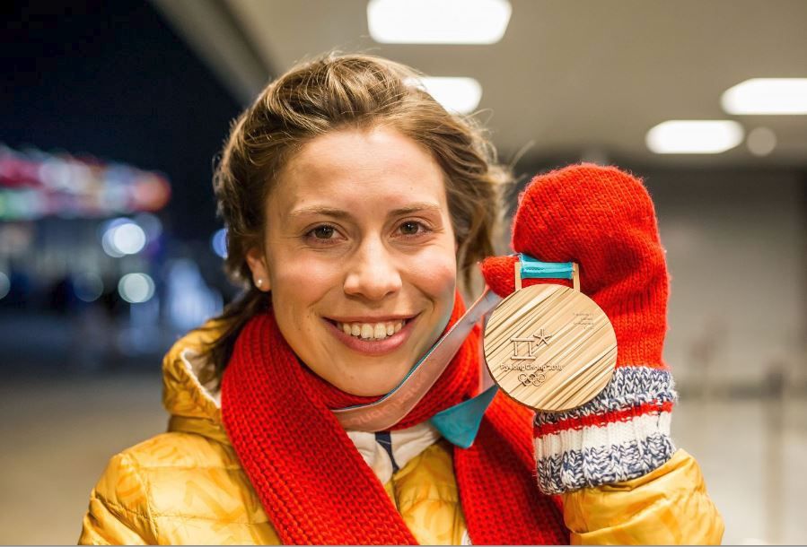 Eva Samková slaví zisk bronzové medaile na olympiádě.