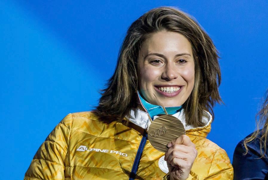 Eva Samková slaví zisk bronzové medaile na olympiádě.