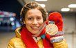 Eva Samková slaví zisk bronzové medaile na olympiádě.