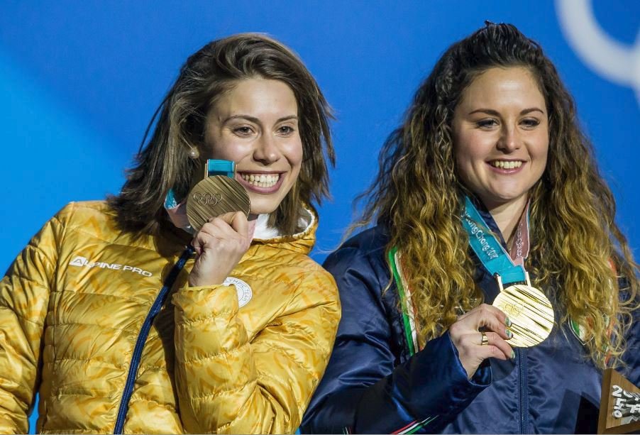 Eva Samková slaví zisk bronzové medaile na olympiádě.