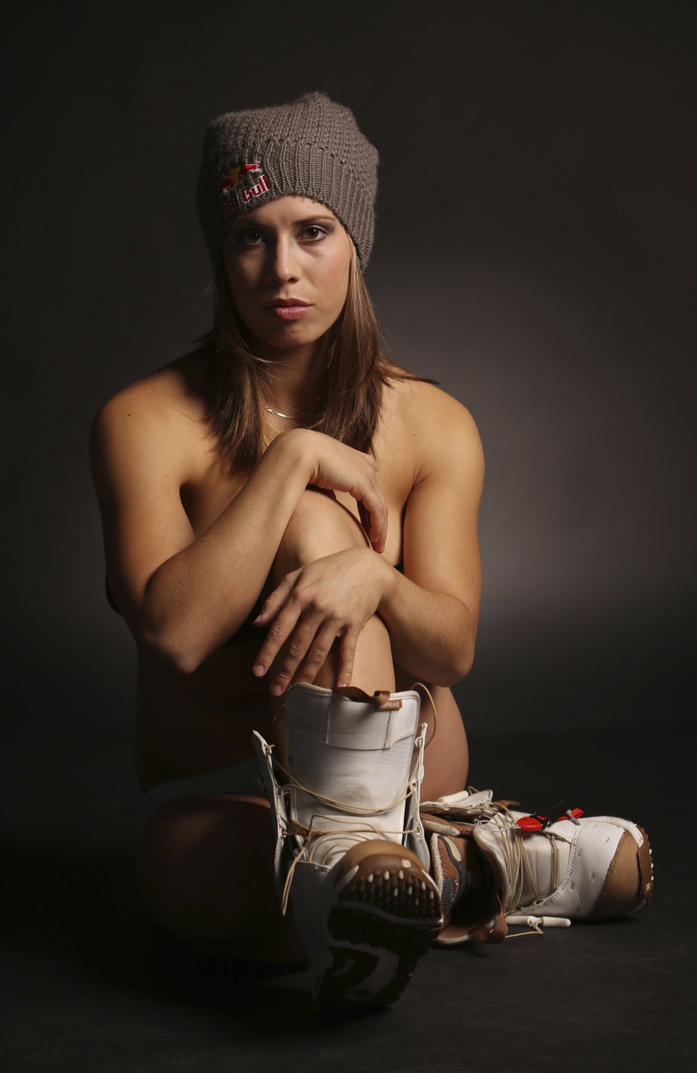 Eva Samková, kerá v neděli vyhrála zlatou medaili, je nejen nadanou snowboardistkou, ale také sexy mladá žena.