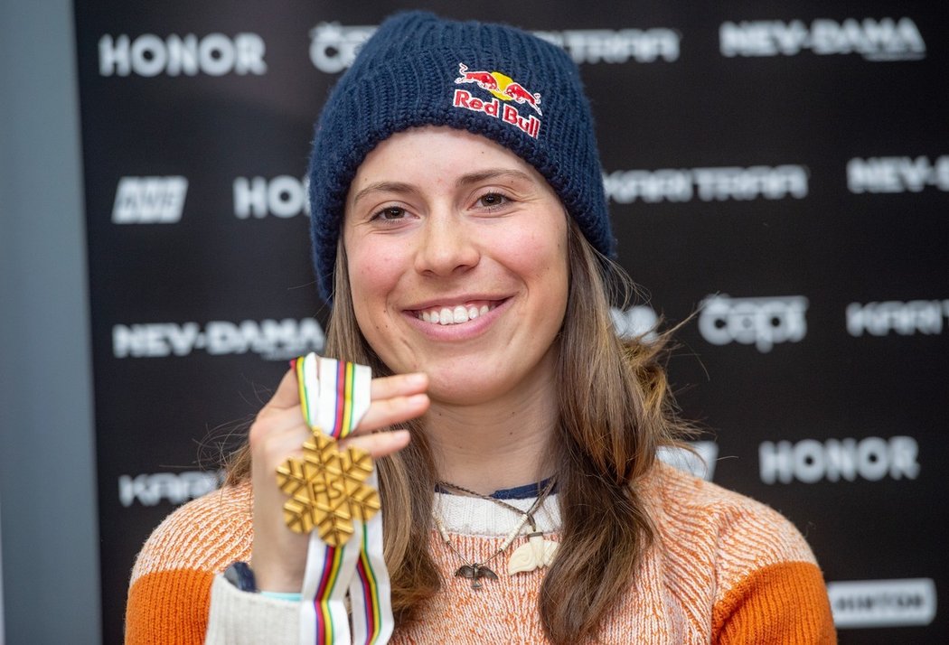 Snowboardcrossařka Eva Samková trénovala v madridské hale. Podle jejich slov tam bylo jak v mrazáku
