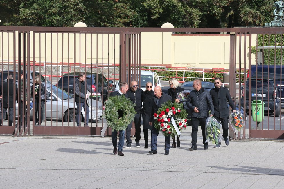 Pohřeb manažerky Dary Rolins, Evy Skallové