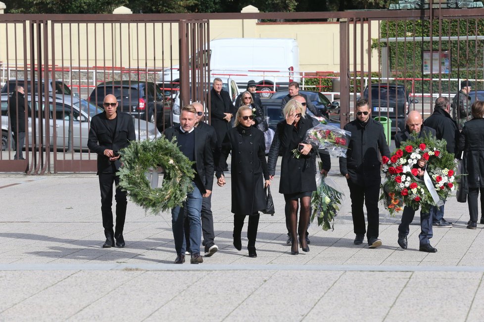 Pohřeb manažerky Dary Rolins, Evy Skallové