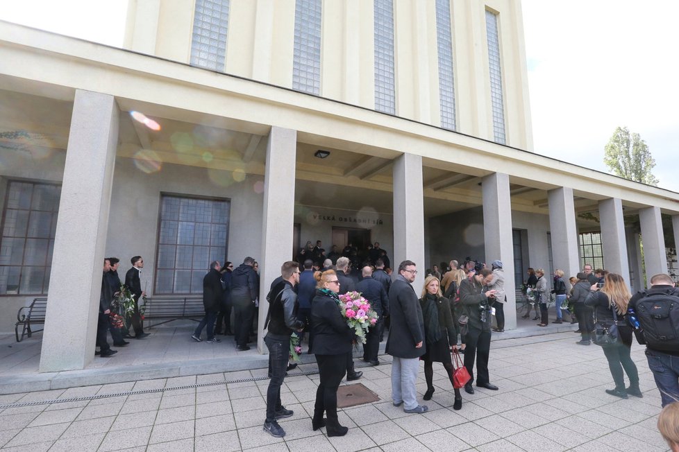 Pohřeb manažerky Dary Rolins, Evy Skallové