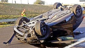 Vůz Rezešové-Varholíkové zůstal po autonehodě obrácený na střeše