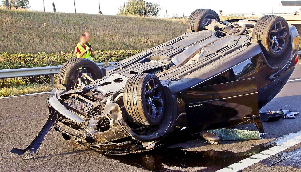 Vůz Rezešové Varholíkové zůstal po autonehodě obrácený na střeše.