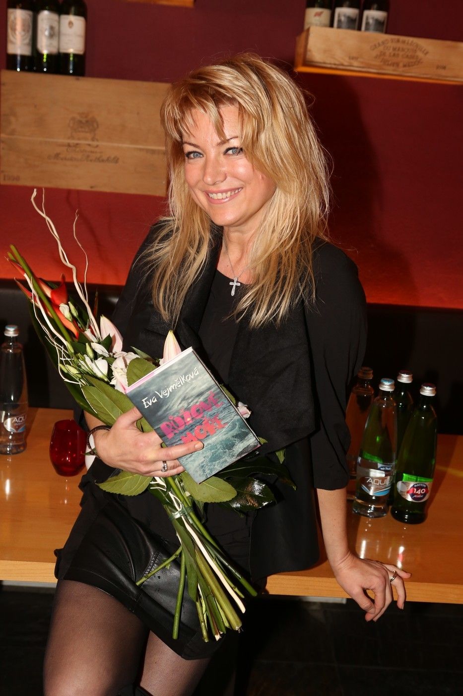 Eva Vejmělková při křtu své nové knihy Růžové moře.