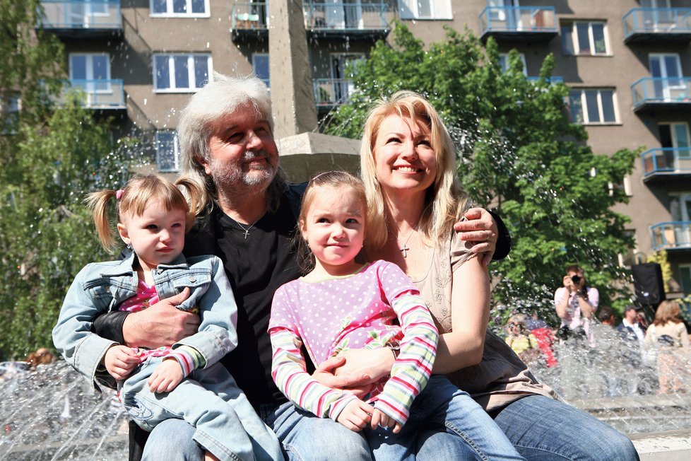 Spokojená rodina - manžel Dušan Rapoš a dcery Tara a Rita