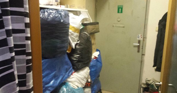 Matka čtyř dětí Eva Zahradníčková (40) z Brna skladuje na chodbě svého bytu v Brně humanitární pomoc, kterou se svým partnerem rozváží do řeckých uprchlických táborů. 