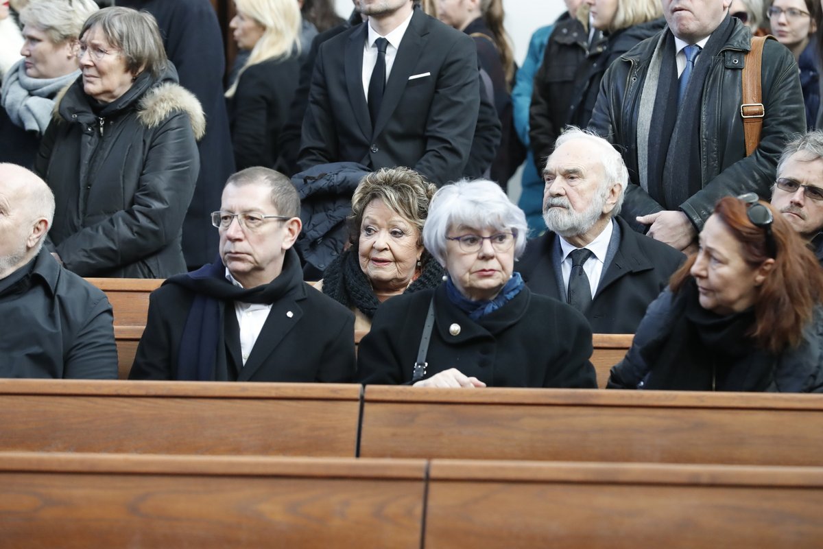Pohřeb Evy Zaoralové - Jiřina Bohdalová a Zdeněk Svěrák