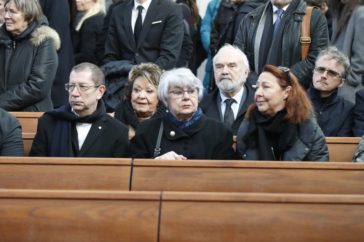 Pohřeb Evy Zaoralové - Jičina Bohdalová a Zdeněk Svěrák