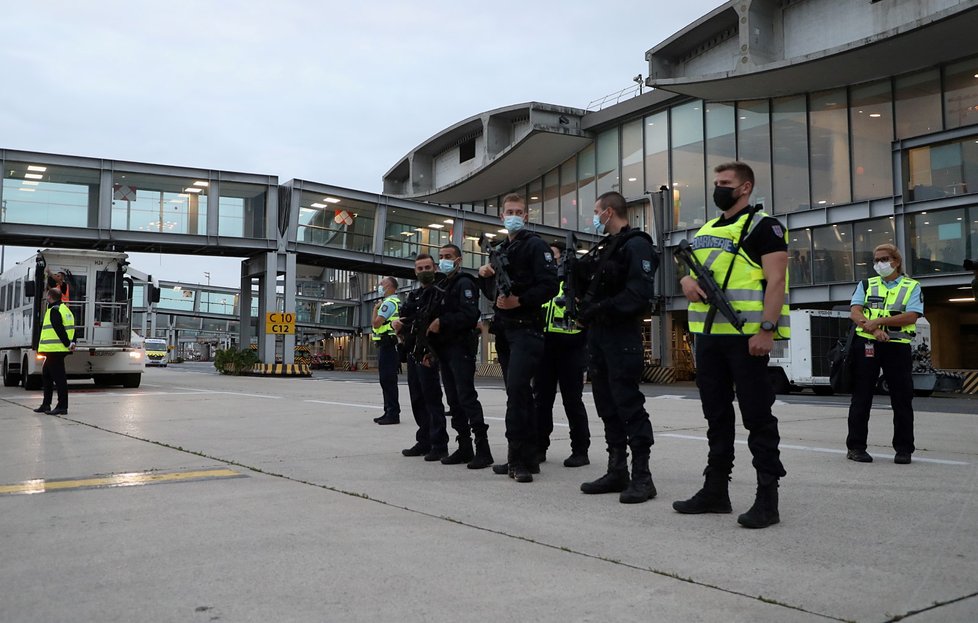 Na pařížské letiště Roissy dorazil evakuační let z Kábulu (18. 8. 2021)