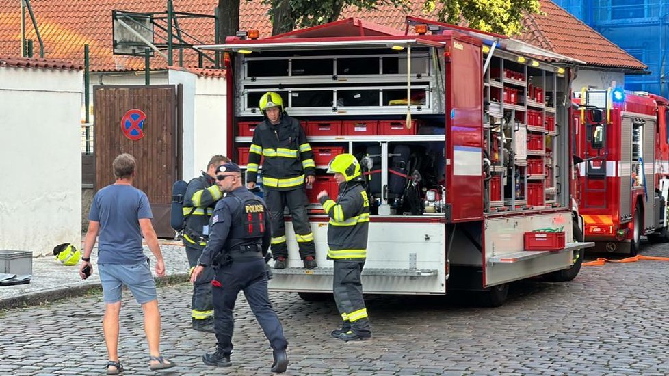 V ulici Kozí zasahují hasiči u úniku čpavku. Evakuovali osoby z přilehlého objektu a měří koncentraci v ovzduší. (17. července 2023)