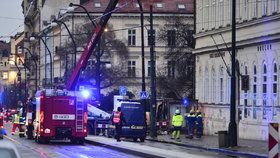 Evakuace budovy Univerzity Karlovy. Kvůli úniku plynu museli pryč ze školy studenti žurnalistiky na Fakultě sociálních věd