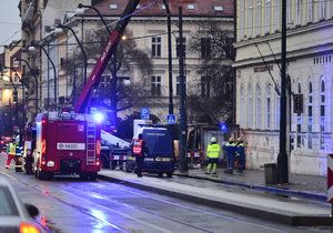 Evakuace budovy Univerzity Karlovy. Kvůli úniku plynu museli pryč ze školy studenti žurnalistiky na Fakultě sociálních věd