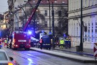 Evakuace Karlovy univerzity kvůli plynu. 200 lidí na ulici, stály i tramvaje