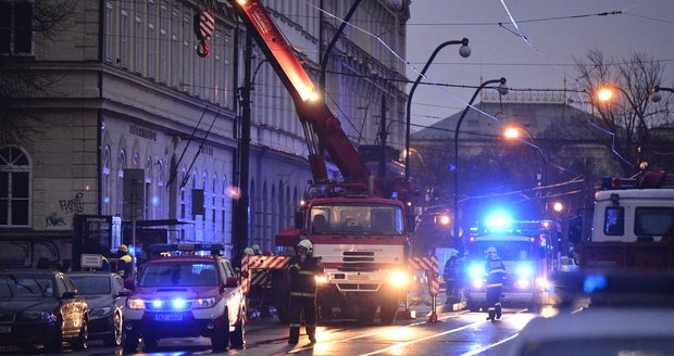 Plyn u Národního divadla vyhnal studenty ze školy. Oprava trvala hodiny