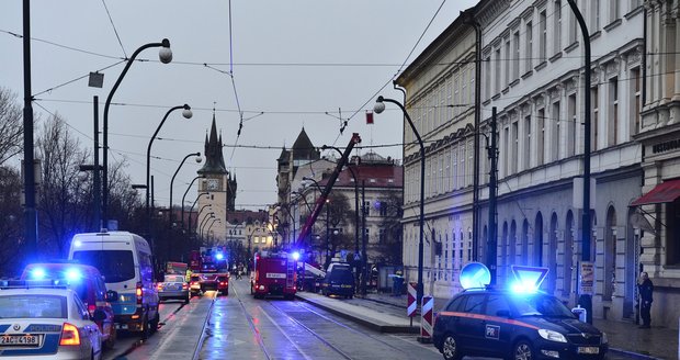 Evakuace budovy Univerzity Karlovy. Kvůli úniku plynu museli pryč ze školy studenti žurnalistiky na Fakultě sociálních věd