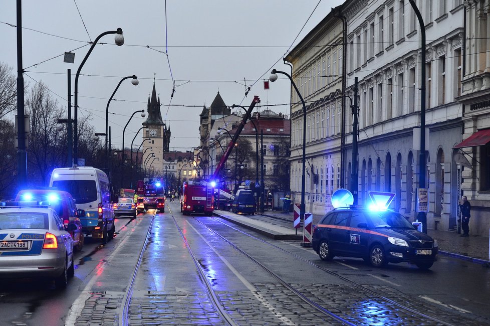 Evakuace budovy Univerzity Karlovy. Kvůli úniku plynu museli pryč ze školy studenti žurnalistiky na Fakultě sociálních věd