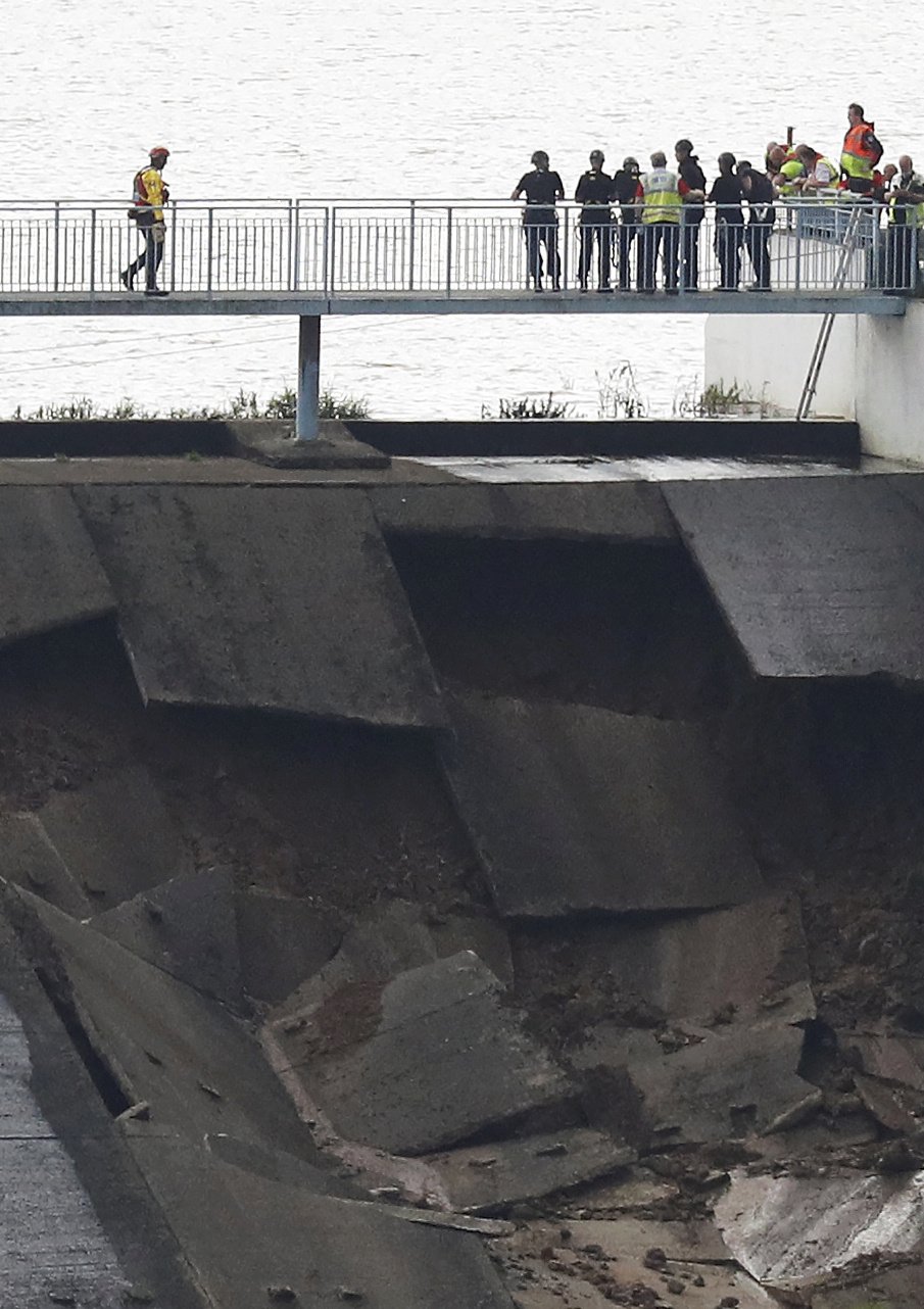 Anglické městečko evakuují kvůli obavám o hráz vodní nádrže.