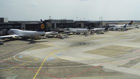 Evakuace části terminálu 1 na letišti v německém Frankfurtu (7. 8. 2018)