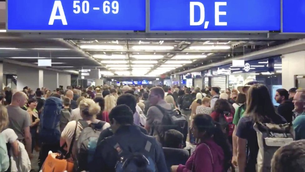Evakuace části terminálu 1 na letišti v německém Frankfurtu (7. 8. 2018).