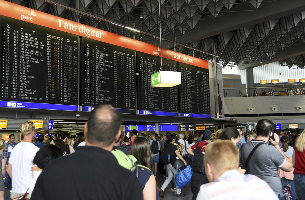 Evakuace části terminálu 1 na letišti v německém Frankfurtu (7. 8. 2018).