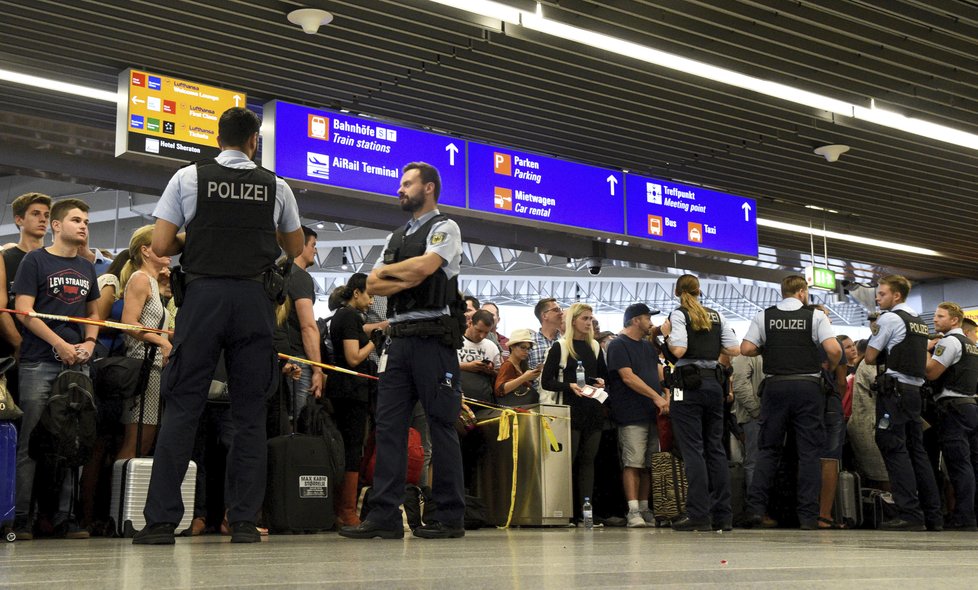 Evakuace části terminálu 1 na letišti v německém Frankfurtu (7. 8. 2018)