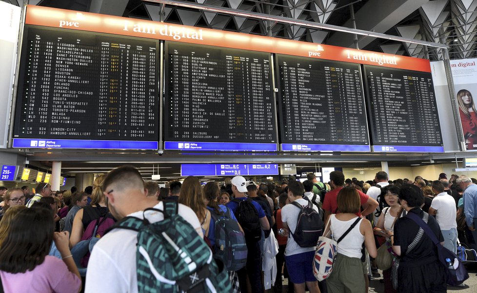 Evakuace části terminálu 1 na letišti v německém Frankfurtu (7. 8. 2018)