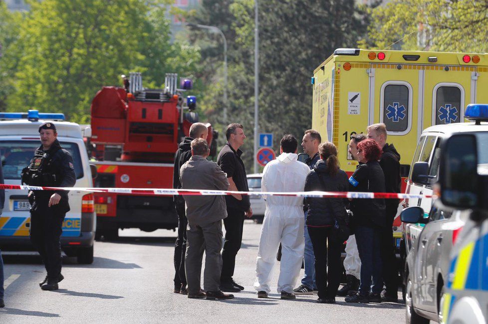 Evakuace na jihu Prahy: V bytě hořelo, zemřela žena. Na místo dorazil pyrotechnik i mordparta.