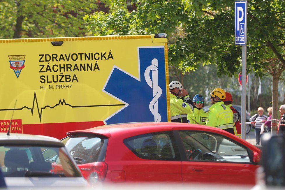 Evakuace na jihu Prahy: V bytě hořelo, zemřela žena. Na místo dorazil pyrotechnik i modrparta.