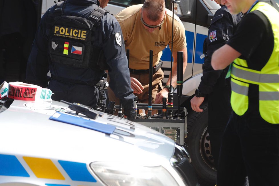 Evakuace na jihu Prahy: V bytě hořelo, zemřela žena. Na místo dorazil pyrotechnik i mordparta.