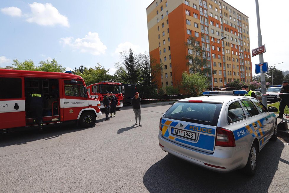 Evakuace na jihu Prahy: V bytě hořelo, zemřela žena. Na místo dorazil pyrotechnik i modrparta