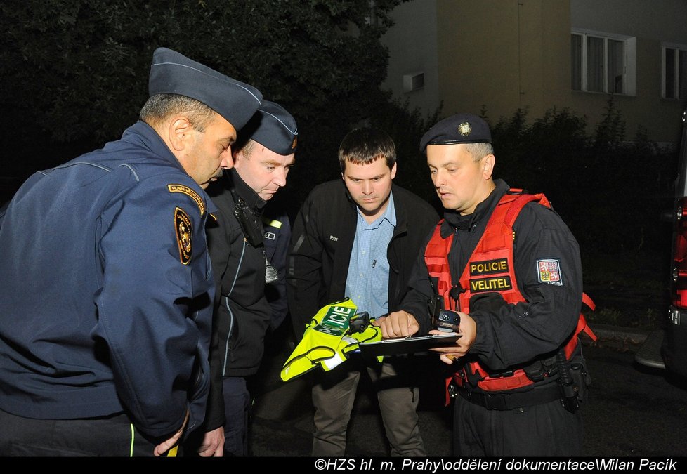 V noci hasiči a policisté evakuovali dům v Záběhlicích, v jednom z bytů našli plno munice.