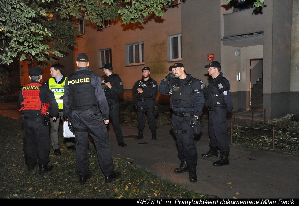 V noci hasiči a policisté evakuovali dům v Záběhlicích, v jednom z bytů našli plno munice.