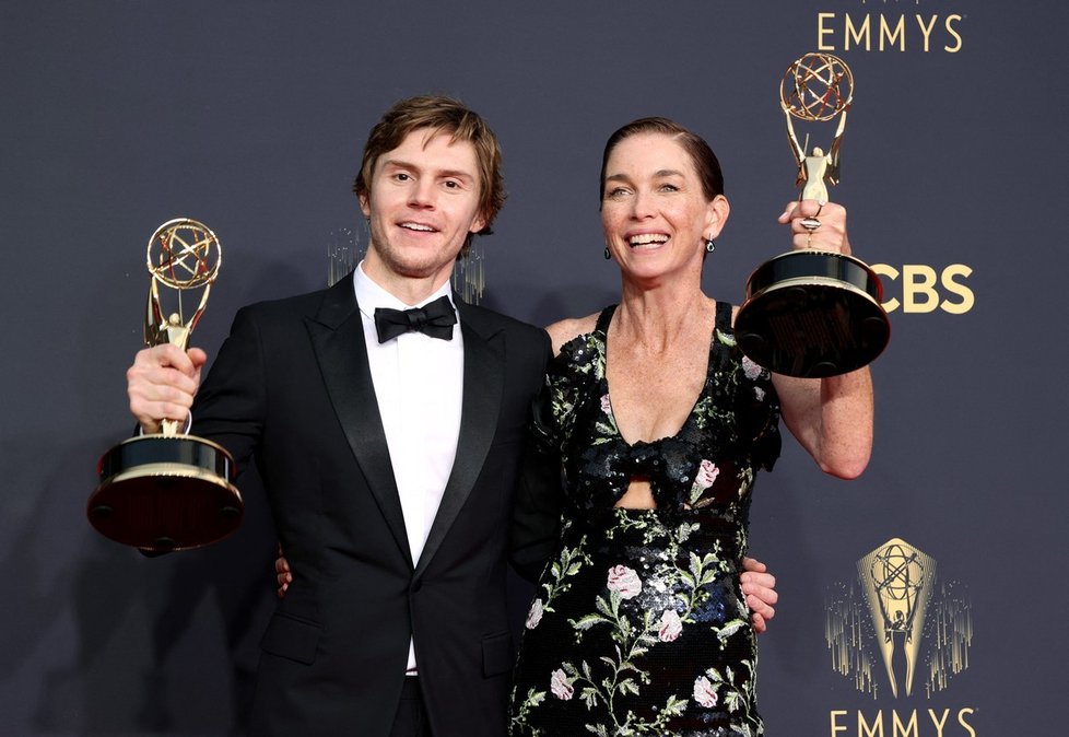 Evan Peters a Julianne Nicholson byli ocenění za seriál Mare Of Easttown