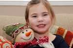 Odvážná dívenka je stále veselá a Vánoce si opravdu užívala, přestože jí rakovina připravila o jedno oko.